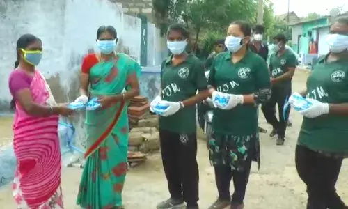 ஈரோடு: கிராமப்புற பெண்களுக்கு நாப்கின் வழங்கிய வஜ்ரம் சிலம்பாட்டக்குழு!