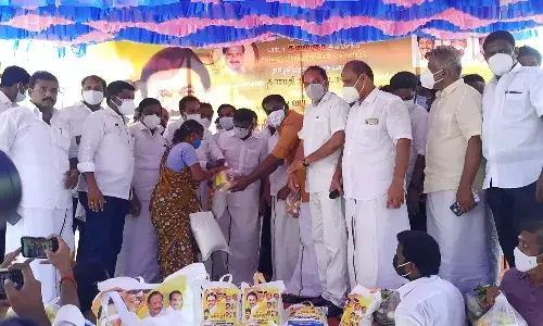புதுக்கோட்டையில் கருணாநிதி பிறந்தநாளை முன்னிட்டு நலத் திட்ட உதவிகளை வழங்கிய அமைச்சர்கள்