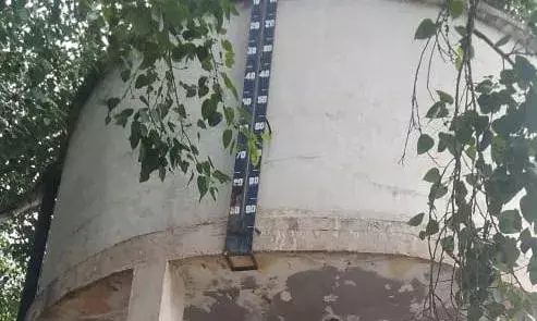 தேனி : சேதமடைந்த குடிநீர் தொட்டியை சீரமைக்க பொதுமக்கள் கோரிக்கை. தேனி : சேதமடைந்த குடிநீர் தொட்டியை சீரமைக்க பொதுமக்கள் கோரிக்கை.
