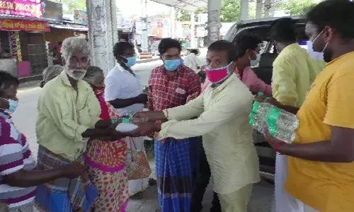 செங்கல்பட்டு: ஆதரவற்றோருக்கு  உணவு வழங்கும் இளைஞர்கள்-குவியும் பாராட்டு!