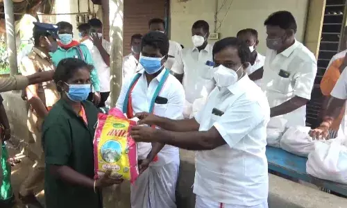 புதுக்கோட்டையில்  நரிக்குறவ  இன மக்களுக்கு விசிகே நிவாரண பொருட்கள் வழங்கல்