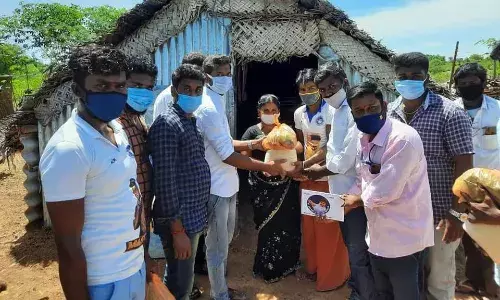 தெருக்கூத்து கலைஞர்களுக்கு  நிவாரணம் வழங்கிய விஜய் மக்கள் இயக்கத்தினர்