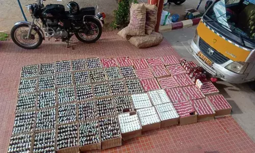 திண்டுக்கல்லில் வெளிமாநில மது பாட்டில்கள் கடத்திய 3 பேர் கைது : வாகனம் பறிமுதல்