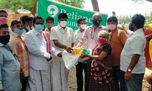 மயிலாடுதுறையில் தனியார் அறக்கட்டளை சார்பில் நரிக்குறவர்களுக்கு நிவாரண உதவி
