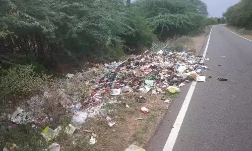 சேலம்: வடசென்னிமலை அடிவாரத்தில் குப்பைக்கழிவு- குடியிருப்புவாசிகள் முகம் சுளிப்பு!