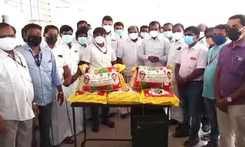 பத்திரிக்கையாளர்களுக்கு கொரோனா நிவாரண பொருட்களை அமைச்சர் வழங்கினார்