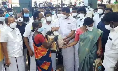 சேலம்: திமுக சார்பில் முன்களப்பணியாளர்கள் 1100 பேருக்கு ரூ. 5 லட்சம் மதிப்பில் அரிசி, காய்கறி வழங்கல்!