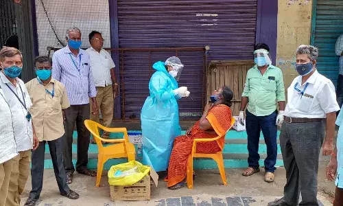 வாணியம்பாடியில் அவசியமின்றி வெளியே சுற்றித் திரிபவர்களுக்கு கொரோனா பரிசோதனை