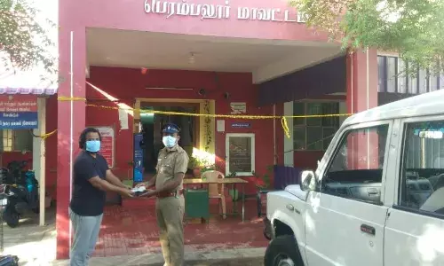 பெரம்பலூரில் நகராட்சி பணியாளர்களின் நேர்மையை பாராட்டிய போலீசார்