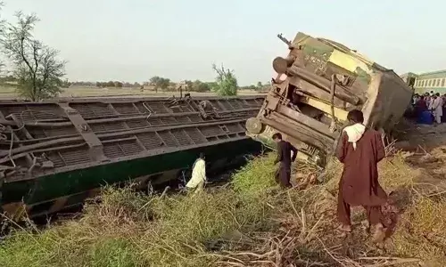 பாகிஸ்தான் ரயில் விபத்து: 50 பேர் பலி