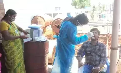 சேலத்தில் ரேஷன் கடையில் கொரோனா டெஸ்ட்! பொருட்கள் வாங்க வந்தவர்கள் பீதியில் ஓட்டம்...