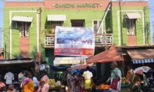 திருச்சி காந்தி மார்க்கெட் வியாபாரிகள், தொழிலாளர்கள் கட்டாயம் தடுப்பூசி செலுத்திக் கொள்ள வேண்டும் : கலெக்டர் தகவல்