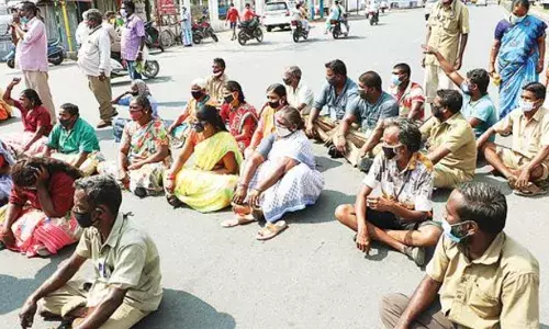 வேலூர்  நடைபாதை காய்கறி விற்பனைக்கு தடை: வியாபாரிகள் சாலை மறியல்