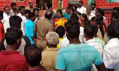 மாயமான இளம்பெண்ணை மீட்டுத்தர கோரி காவல் நிலையம் முற்றுகை