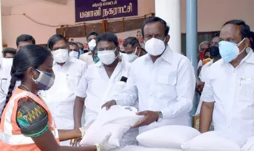 பவானி: தூய்மைப் பணியாளர்களுக்கு அத்தியாவசிய பொருட்கள் வழங்கிய அமைச்சர்!