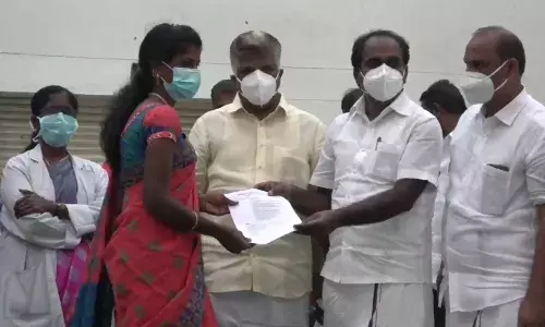 புதுக்கோட்டையில் ஒரு அமைச்சர் தாமதம்; மற்றொரு அமைச்சர் கோபம். விழாவை புறக்கணித்தார்