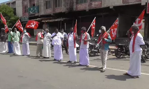 கரூரில் பெட்ரோல், டீசல் விலை உயர்வைக் கண்டித்து   இ. கம்யூ ஆர்பாட்டம்