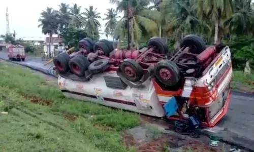 சேலம் மாவட்டம் சங்ககிரி அருகே எத்தனால் ஏற்றிவந்த லாரி கவிழ்ந்து விபத்து ..!
