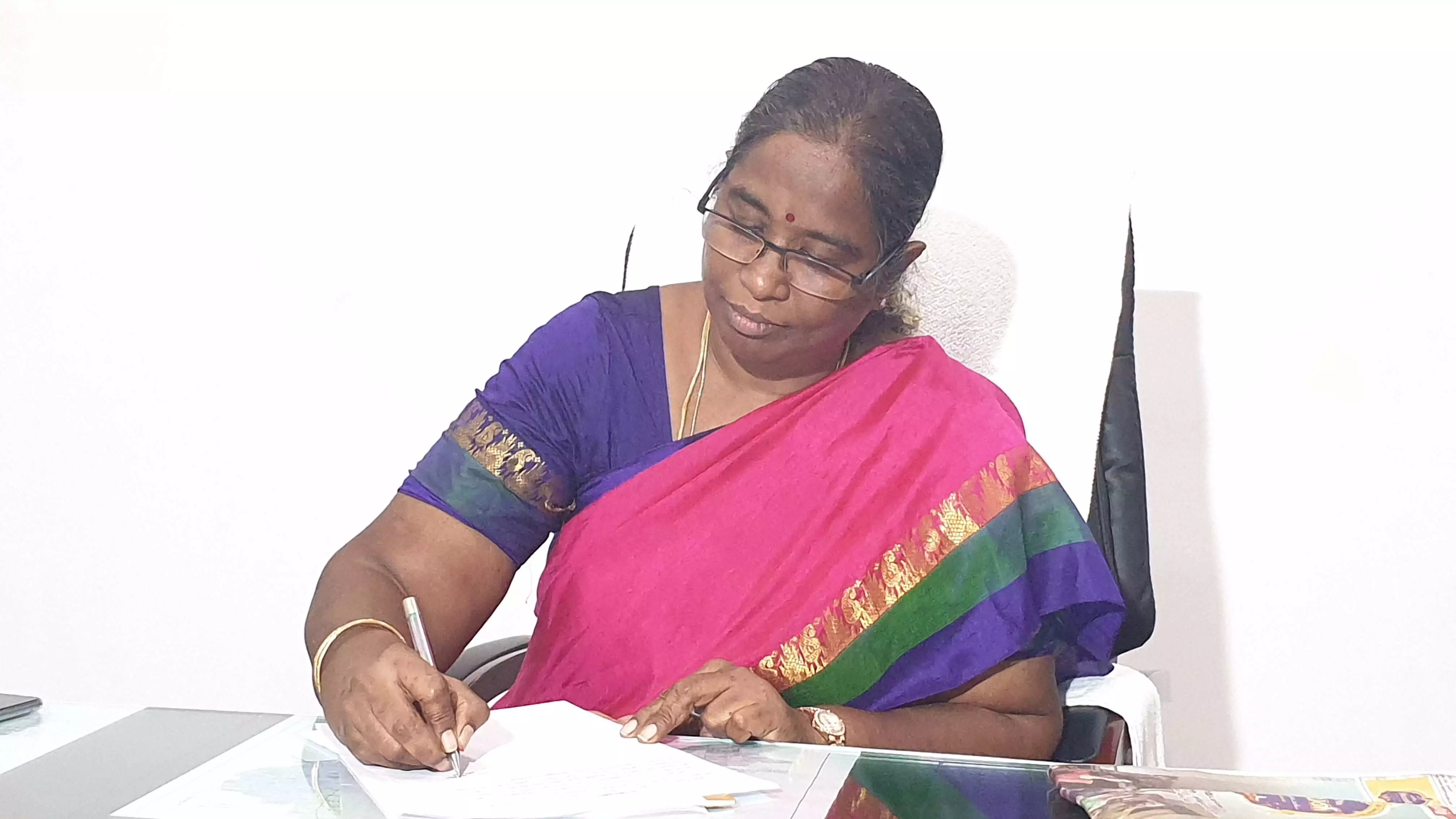 ஜூன் 11- 14ம் தேதி வரை குடும்ப அட்டைதாரர்களுக்கு நிவாரணத் தொகை டோக்கன் விநியோகம் ஜூன் 11- 14ம் தேதி வரை குடும்ப அட்டைதாரர்களுக்கு நிவாரணத் தொகை டோக்கன் விநியோகம்