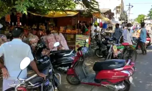 சத்தியமங்கலத்திற்கு மட்டும் ஊரடங்கு தளர்வா?வீதிகளில் மக்கள் கூட்டம்!