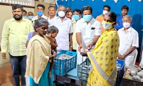 லால்குடியில் தினமும் 500 பேருக்கு மதிய உணவு வழங்கும் திட்டம் எம்எல்ஏ தொடங்கிவைத்தார்