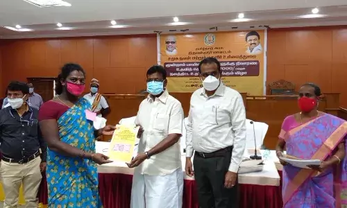 ஆவடி: திருநங்கைகளுக்கு ரூ.2000 நிவாரண நிதி- அமைச்சர் நாசர் வழங்கினார்!