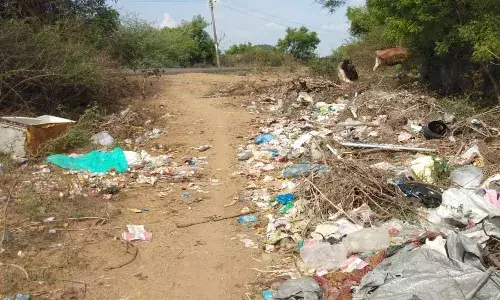 செங்கல்பட்டு: சாலை ஓரம் கொட்டப்பட்டுள்ள கொரோனா மருத்துவ கழிவுகளால் பீதி!