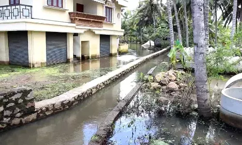 மழை நீர் செல்லும் ஓடைகள் ஆக்கிரமிப்பால் பாதிப்பு - போராட்டத்தை தடுத்து பணியை தொடங்கிய பேரூராட்சி.