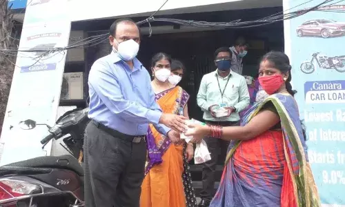 சென்னை: ஊரடங்கால் வாழ்வாதாரம் இன்றி தவிக்கும் மக்களுக்கு உணவு வழங்கும் கனரா வங்கி!