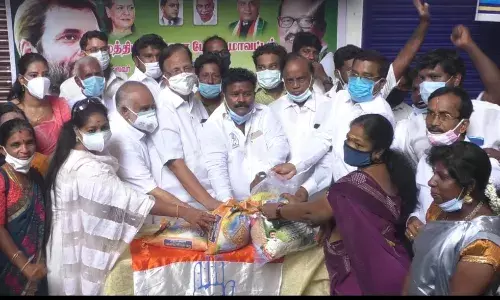 சென்னை: புரசைவாக்கத்தில் ஏழைகளுக்கு காங்கிரஸ் கட்சியினர் நிவாரண பொருள்கள்!