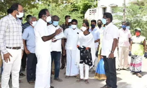 ஆலங்குடியில் காய்ச்சல் கண்டறியும் முகாம் : ஆய்வு செய்த  அமைச்சர் மெய்யநாதன்