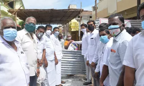 தனிமைப்படுத்தப்பட்ட பகுதிகளில்   காங்கிரஸ் எம்.எல்.ஏ அத்தியாவசியப் பொருட்கள் வழங்கல்