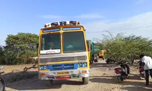 குப்பை கழிவுகளை ஏற்றி வந்த லாரியை சிறை பிடித்து பொதுமக்கள் போராட்டம்