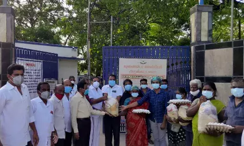 நாமக்கல் நகராட்சி மின் மயான  பணியாளர்களுக்கு நிவாரண உதவி :   எம்எல்ஏ ராமலிங்கம் வழங்கல்