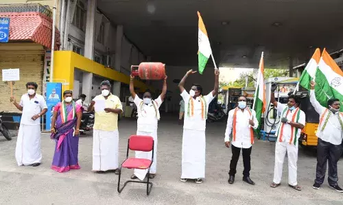 காஞ்சிபுரம் : பெட்ரோல், டீசல் விலை உயர்வை கண்டித்து காங்கிரசார்  ஆர்ப்பாட்டம்