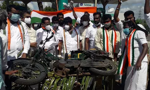 தென்காசியில் பெட்ரோல், டீசல்,விலை உயர்வை கண்டித்து நூதன ஆர்ப்பாட்டம் நடைபெற்றது
