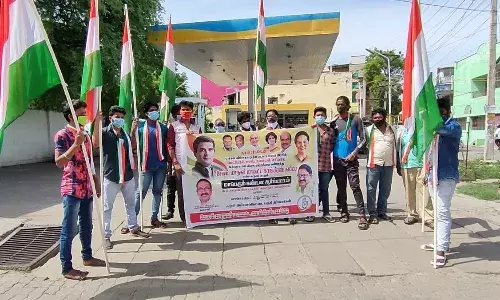 சேலம்: பெட்ரோல்-டீசல் விலை உயர்வை கண்டித்து காங்கிரஸ் கட்சியினர் ஆர்ப்பாட்டம்.