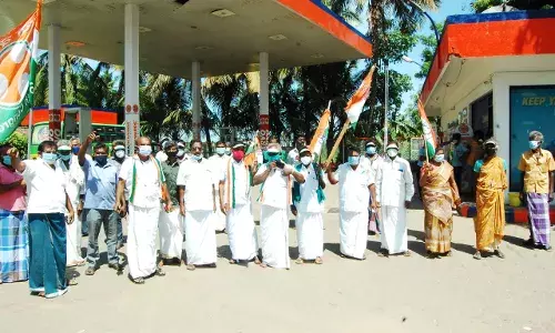 மதுரையில் பெட்ரோல், டீசல் விலை உயர்வைக் கண்டித்து காங்கிரஸார் ஆர்ப்பாட்டம் மதுரையில் பெட்ரோல், டீசல் விலை உயர்வைக் கண்டித்து காங்கிரஸார் ஆர்ப்பாட்டம்