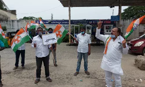 வாணியம்பாடியில் பெட்ரோல் டீசல் விலை உயர்வை கண்டித்து காங்கிரஸ் கட்சியினர் ஆர்ப்பாட்டம்
