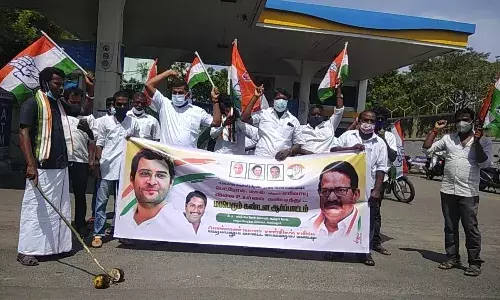 பெரம்பலூரில் பெட்ரோல், டீசல் விலை உயர்வை கண்டித்து  காங்கிரஸ் கட்சியினர் ஆர்பாட்டம்