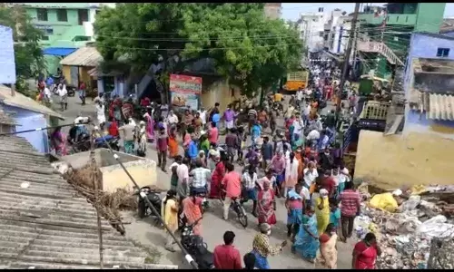 பள்ளிபாளையத்தில் ரேஷன் பொருள் டோக்கன் வாங்க குவிந்த மக்கள்