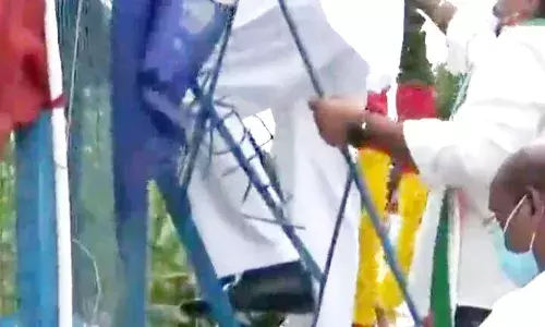 அம்பேத்கர் சிலைக்கு மாலை அணிக்க ஷூ காலுடன் சென்ற காங்கிரஸ் எம்பி! சர்ச்சை!!