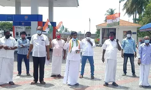 பெட்ரோல், டீசல் விலை உயர்வை கண்டித்து ஈரோட்டில் காங்கிஸரர் கண்டன ஆர்ப்பாட்டம்