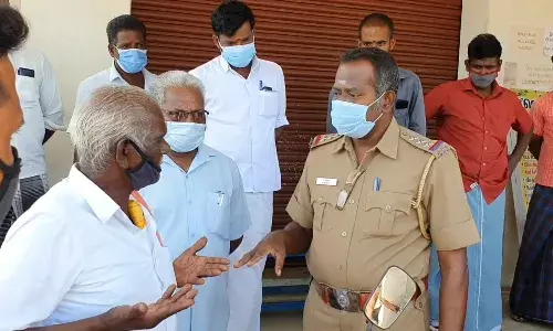 நாகப்பட்டினம் அருகே மகனின் பெட்ரோல் பங்க் பாதையை வேலி போட்டு அடைத்த தந்தை