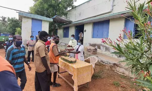 தூத்துக்குடி மாநகராட்சி சார்பில் சித்த மருத்துவ பெட்டகம் வழங்கப்பட்டது
