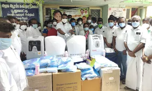 ஆரம்ப சுகாதார நிலையத்துக்கு ஆக்சிஜன் செறிவூட்டிகள் - எஸ்.பி.வேலுமணி வழங்கினார்