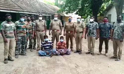 சத்தியமங்கலம் அருகே நாட்டு துப்பாக்கியுடன் சுற்றிய 2 பேர் கைது