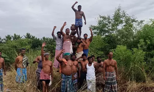 புதுக்கோட்டையில் ஹைட்ரோகார்பன் எடுக்க ஒப்புதல் : மத்திய அரசை கண்டித்து விவசாயிகள் அரைநிர்வாண  போராட்டம்