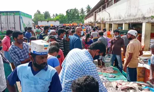 சென்னை வானகரத்தில் விதிமுறைகளை மீறி மீன் வியாபாரம்: தொற்று பரவும் அபாயம்!