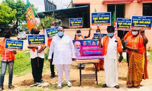 புதுக்கோட்டையில்  பாஜக நிர்வாகிகள் வீடுகள் முன்பு ஆர்ப்பாட்டம்